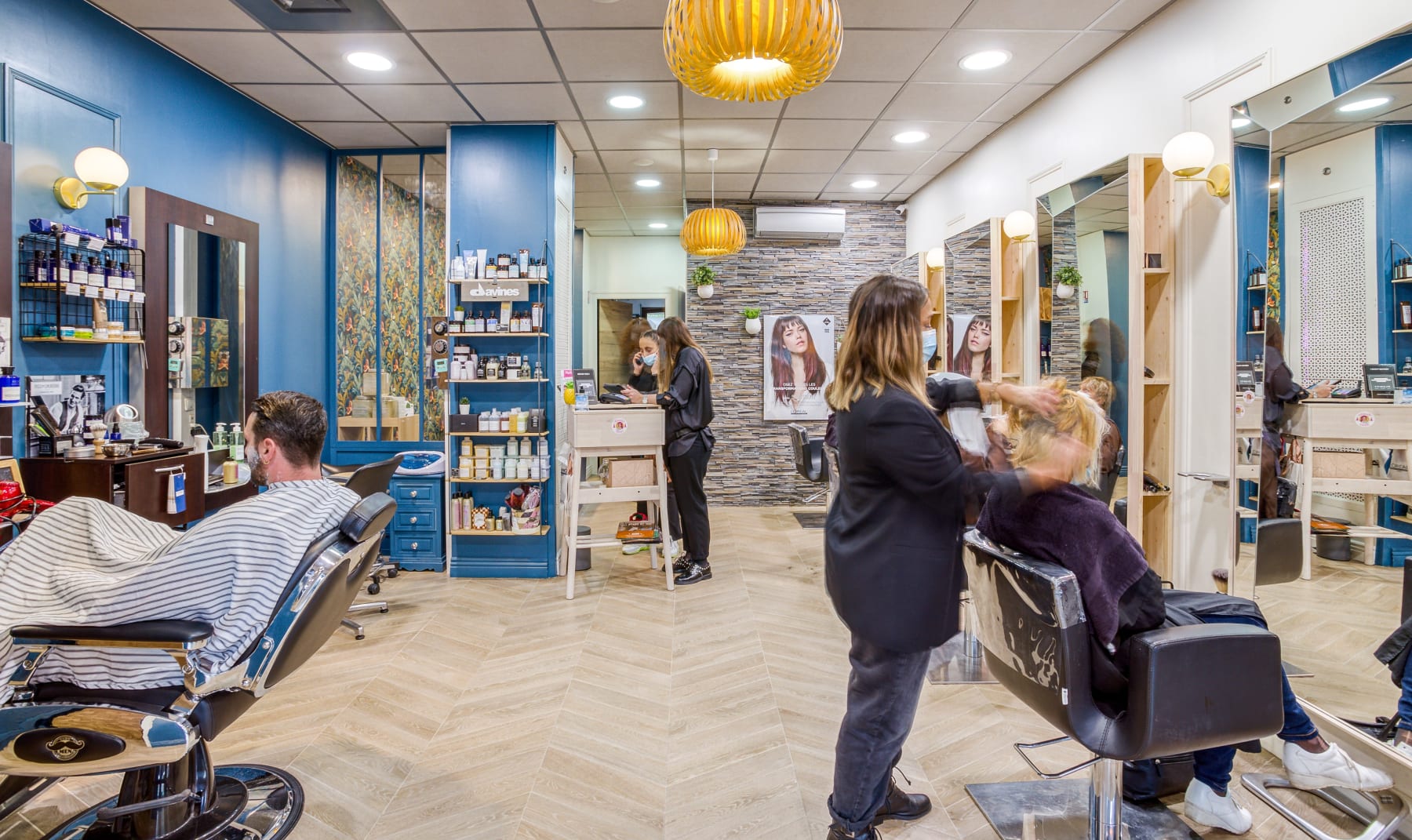 Intérieur du salon Court & Long avec postes de coiffage